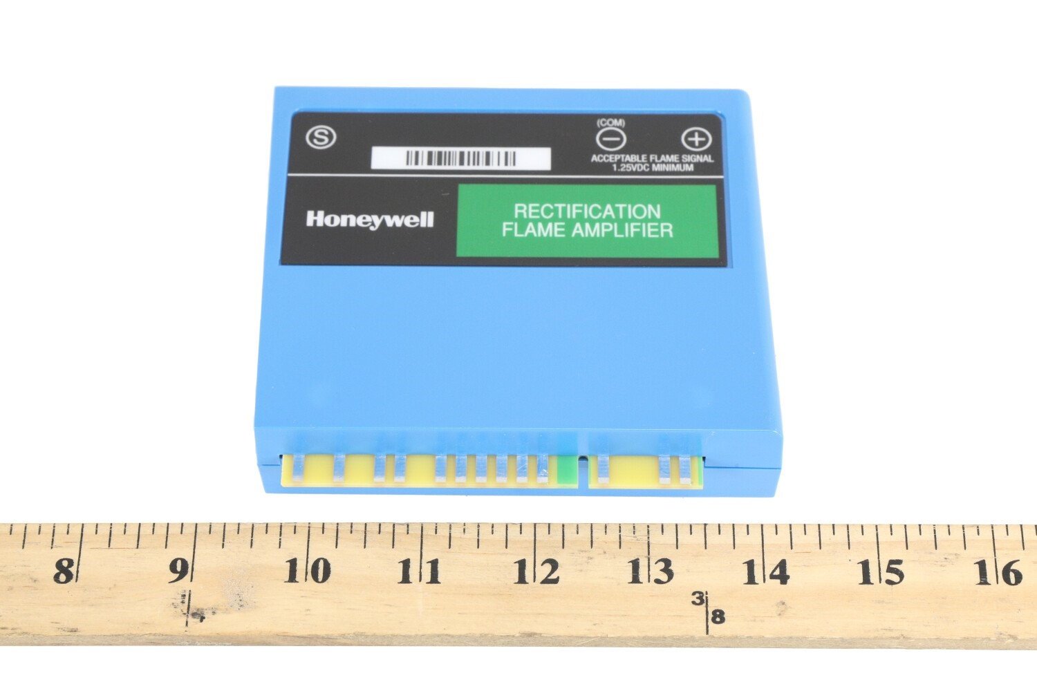 Honeywell R7847A1082 Flame Amplifier with ruler for dimensions